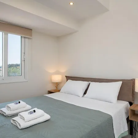 Hill Apartment *